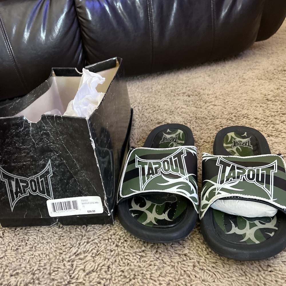 Price reduced!! Camo Men’s flip flops w Velcro strap